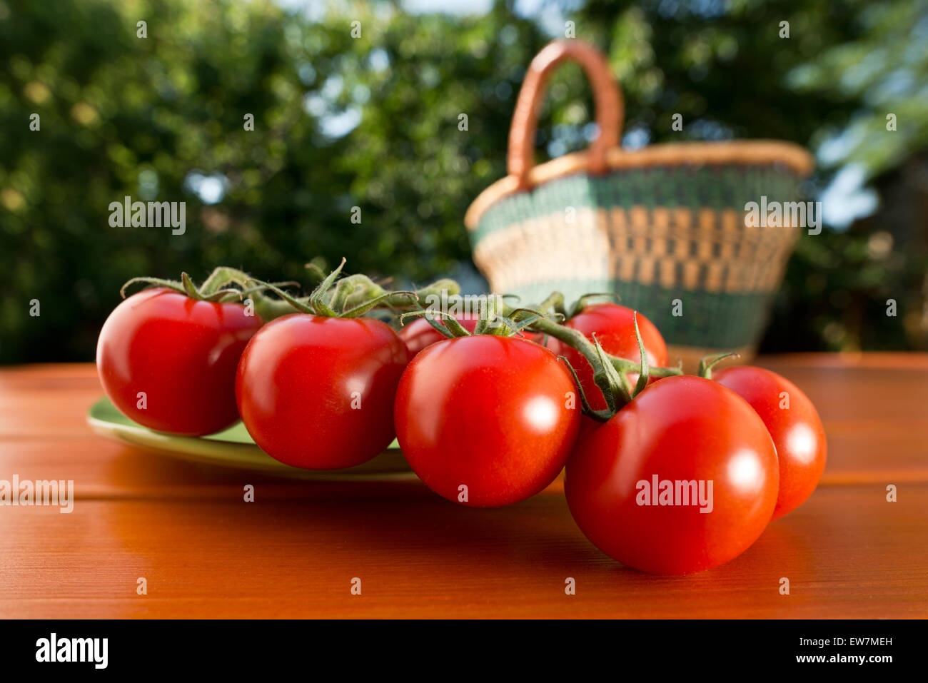 Pomodori rossi con shopping bag sul tavolo di legno Foto Stock