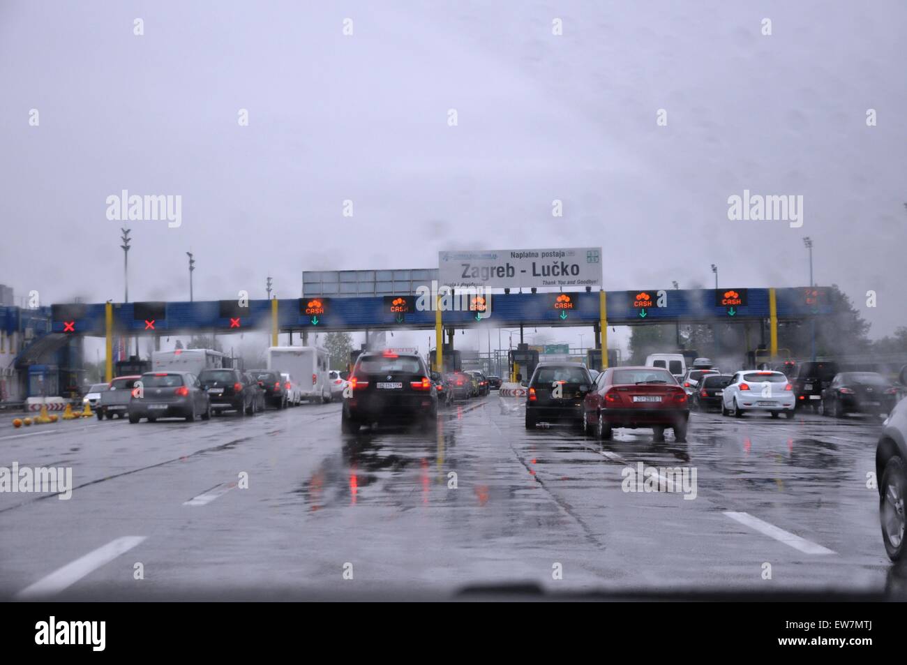 Autostrada A1, autostrada, Zagabria/Lucko, segno paga il pedaggio in un giorno di pioggia Foto Stock