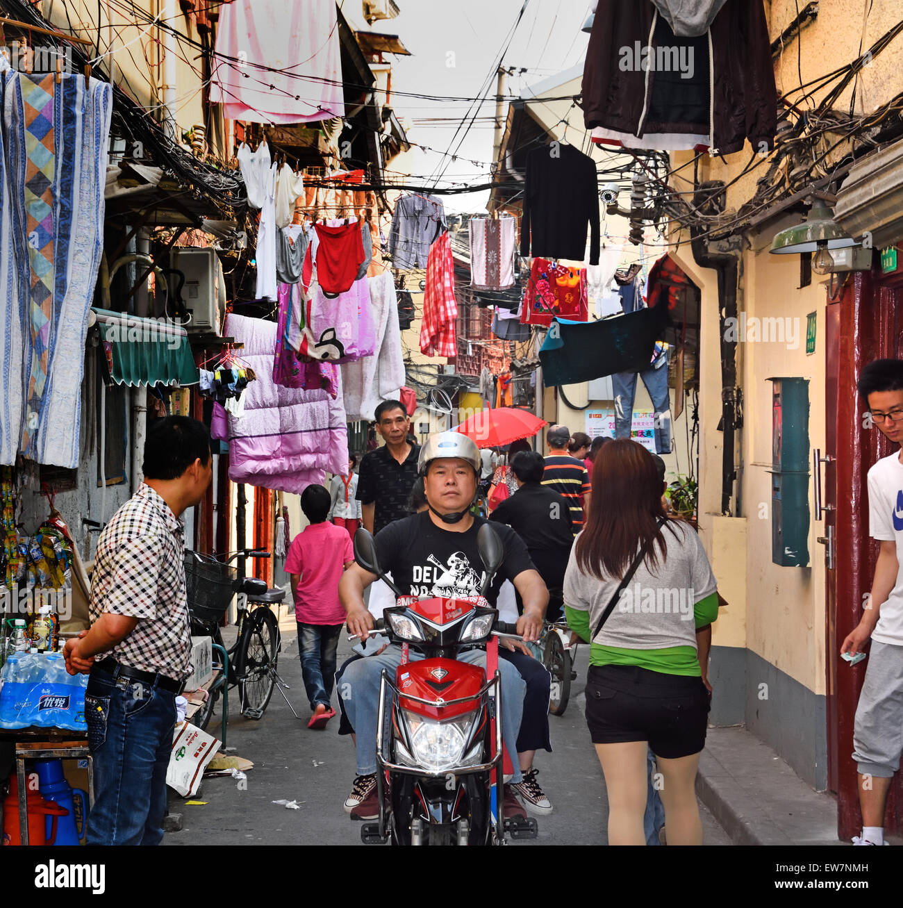 Piccoli negozi nella città vecchia ( che circonda il Giardino di Yuyuan district ) Shanghai Huangpu District cinese Cina Foto Stock