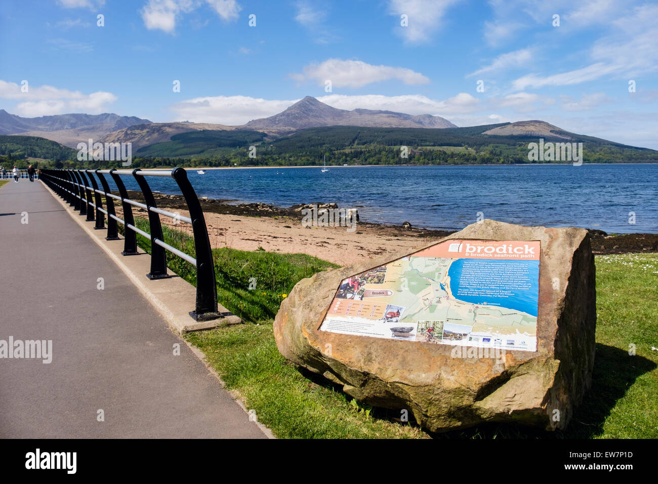 Informazioni turistiche sul lungomare con vista alla capra cadde montagna attraverso Brodick Bay. Brodick Isle of Arran Scotland Regno Unito Foto Stock