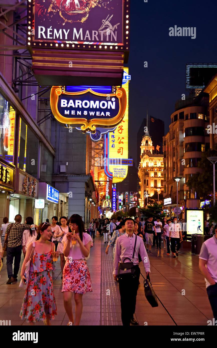 Vista notturna di Nanjing East Road ( insegne al neon accesa ) la street è la strada principale dello shopping della citta'. Shanghai cinese Cina Foto Stock