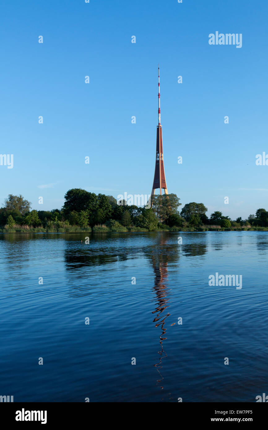 Riga tv tower in Lettonia, europa blue sky fiume Daugava intrattenimento serale travel Foto Stock