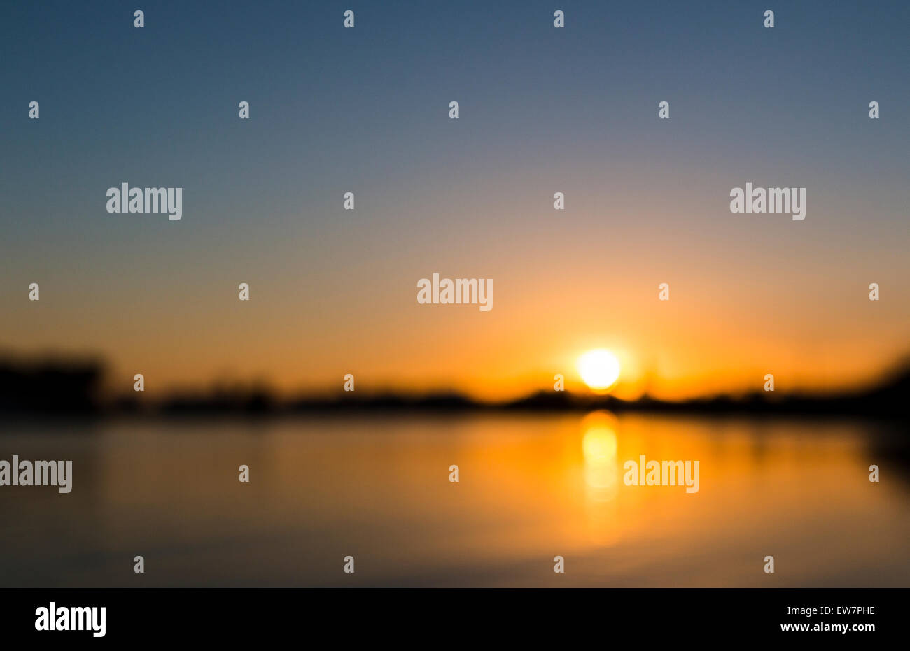 Arancione tramonto sul fiume Daugava riga europa sfondo sfocato nessuno nessun popolo della notte il crepuscolo della sera Foto Stock