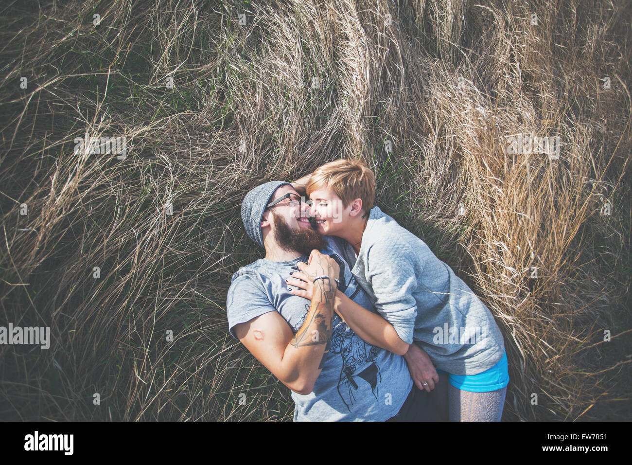 Vista in elevazione di un giovane sdraiati sull'erba Foto Stock