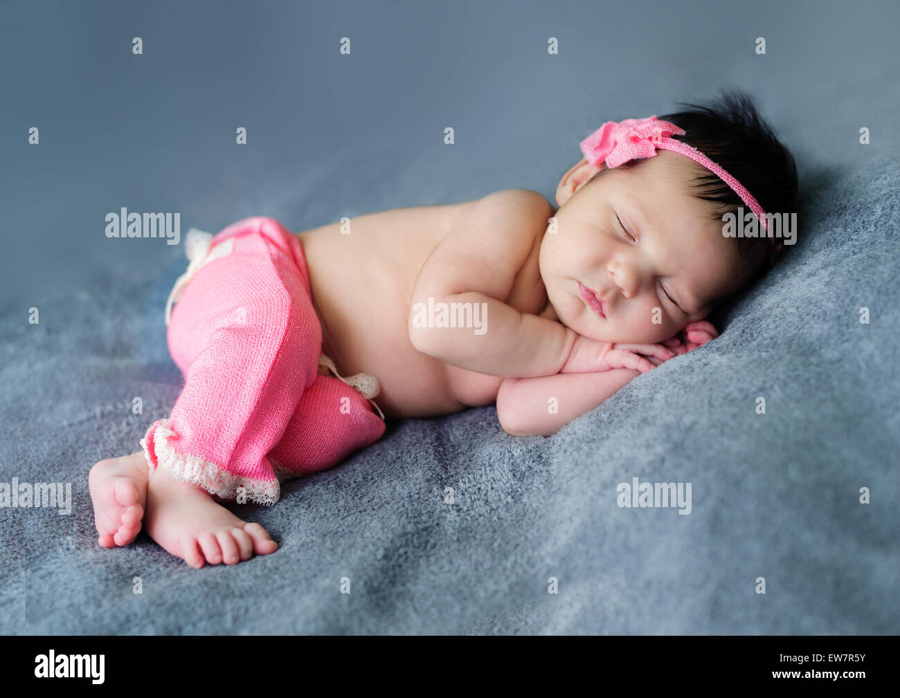 Baby ragazza sorridente nel suo sonno Foto Stock