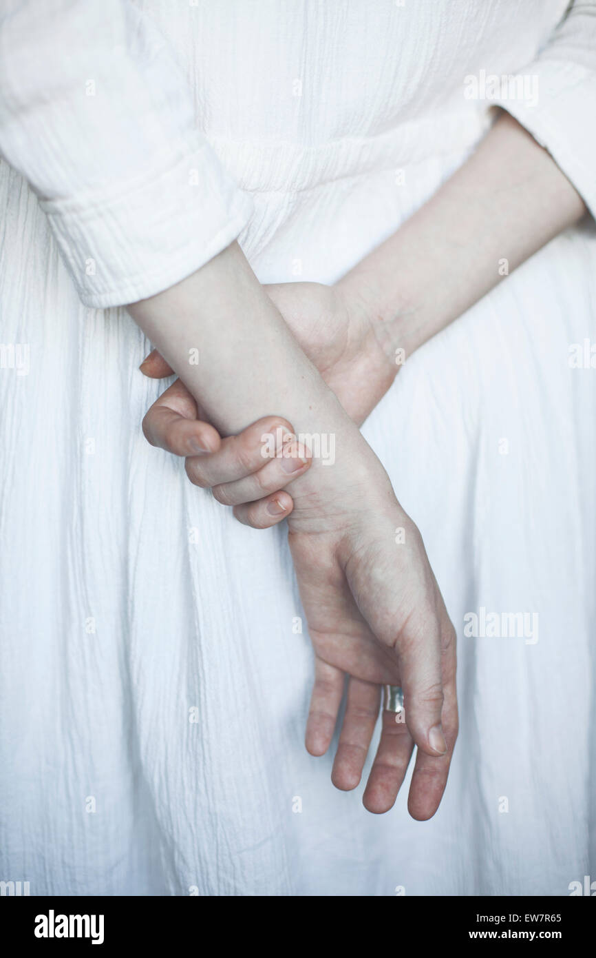 Vista posteriore della donna tenendo le mani dietro la schiena Foto Stock