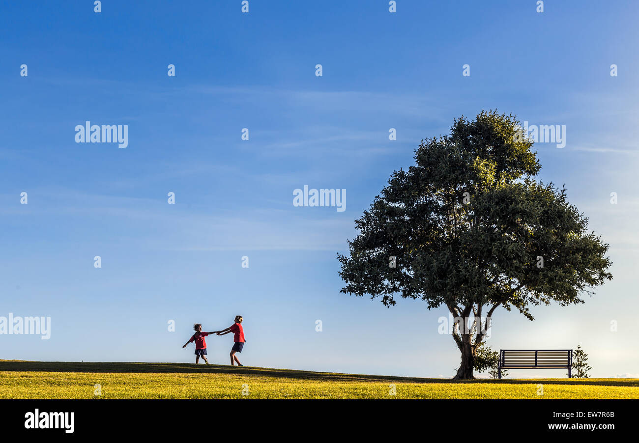 Due ragazze a giocare da un albero, Cottesloe, Perth, Australia Foto Stock