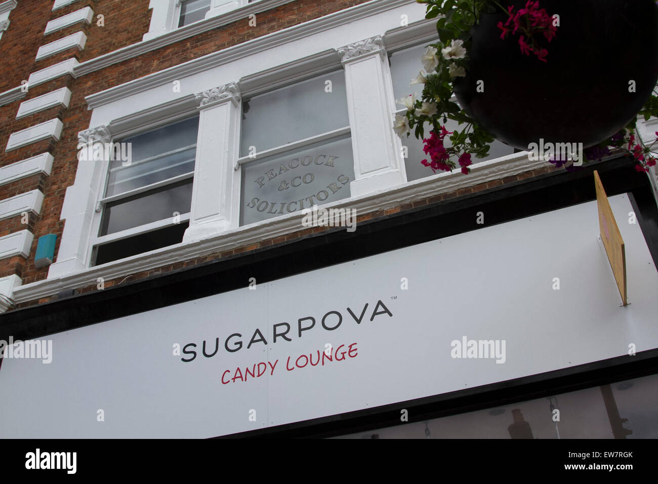 Wimbledon Londra,UK. Il 19 giugno 2015. Sugarpova Pop Up store candy lounge da stella del tennis russa Maria Sharapova si apre su Wimbledon High street Credit: amer ghazzal/Alamy Live News Foto Stock