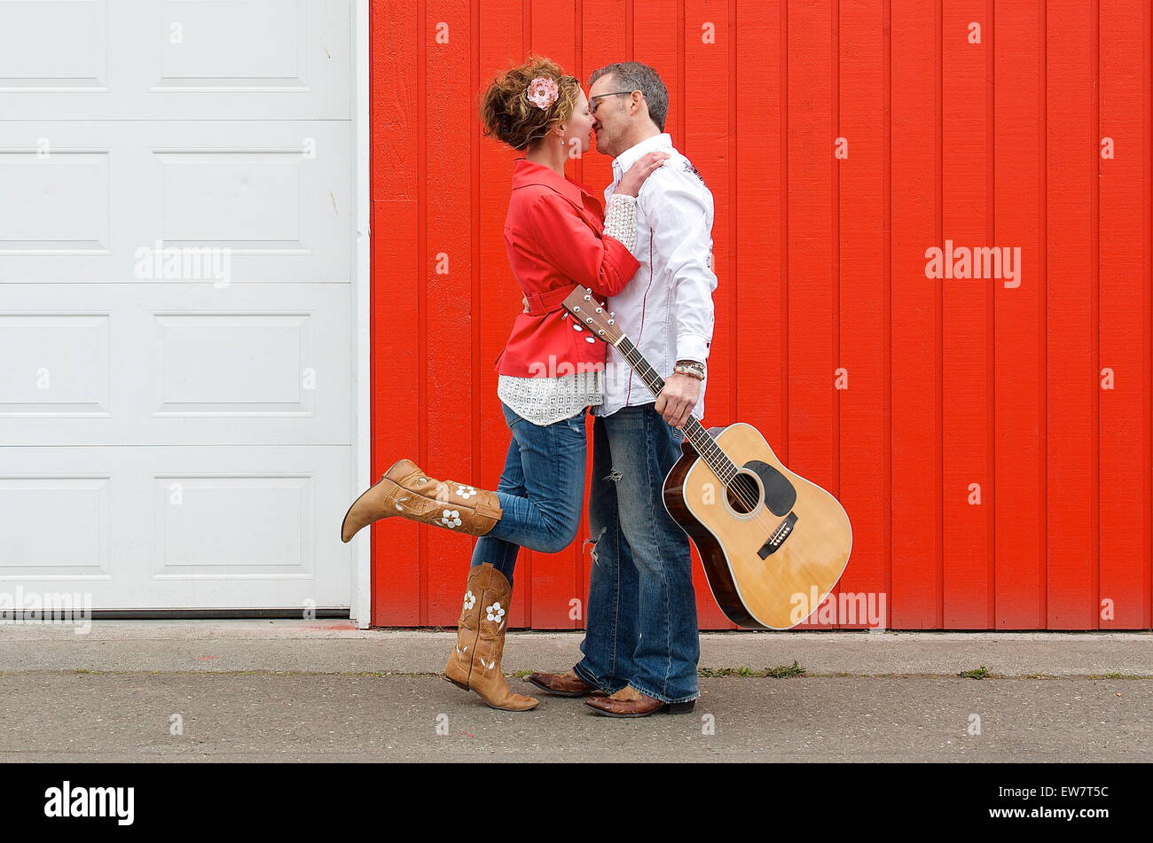 Matura in piedi in strada kissing Foto Stock