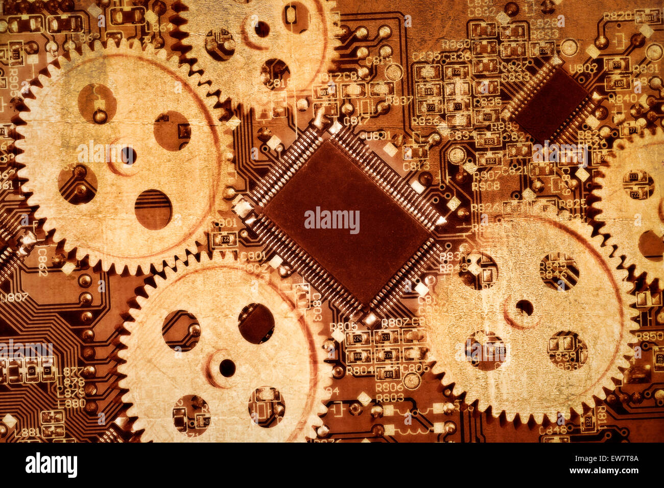 Ingranaggi e una scheda a circuito stampato con processore (CPU) di un