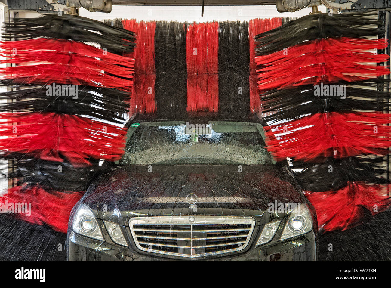 Un veicolo del marchio Mercedes-Benz è pulito in un Gantry car wash. Foto Stock