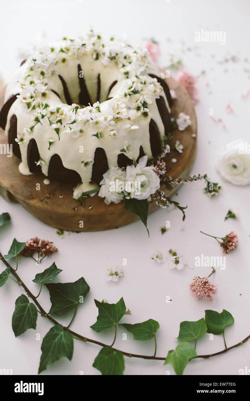 Bundt cioccolato torta decorata con graziosi fiori Foto Stock