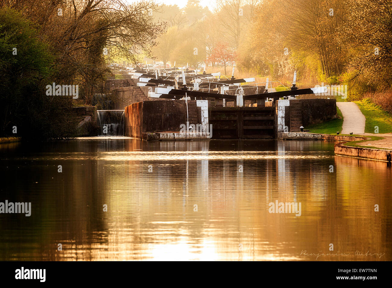 Hatton Locks sul Canal Grand Union al tramonto, Warwickshire, Inghilterra, Regno Unito Foto Stock