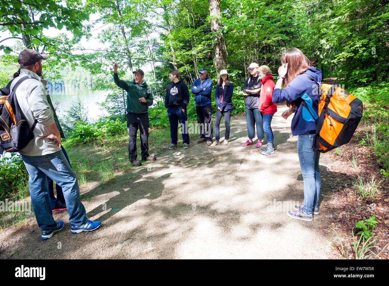 Gruppo di Tour su una passeggiata nella natura in Haliburton Highlands foresta in Ontario, Canada Foto Stock