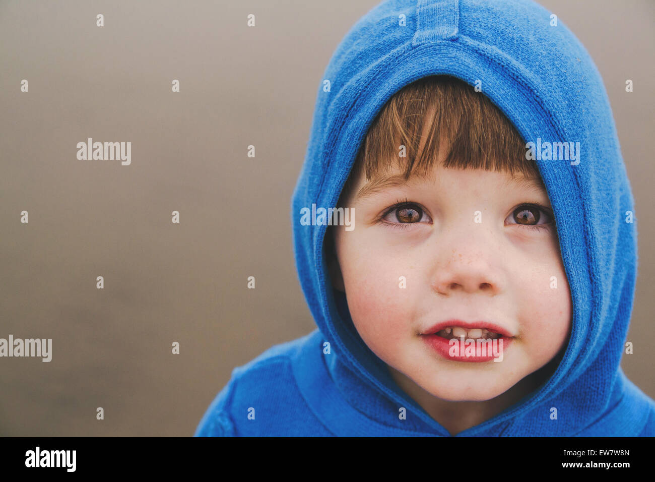 Ritratto di un ragazzo che indossa una felpa con cappuccio Foto Stock