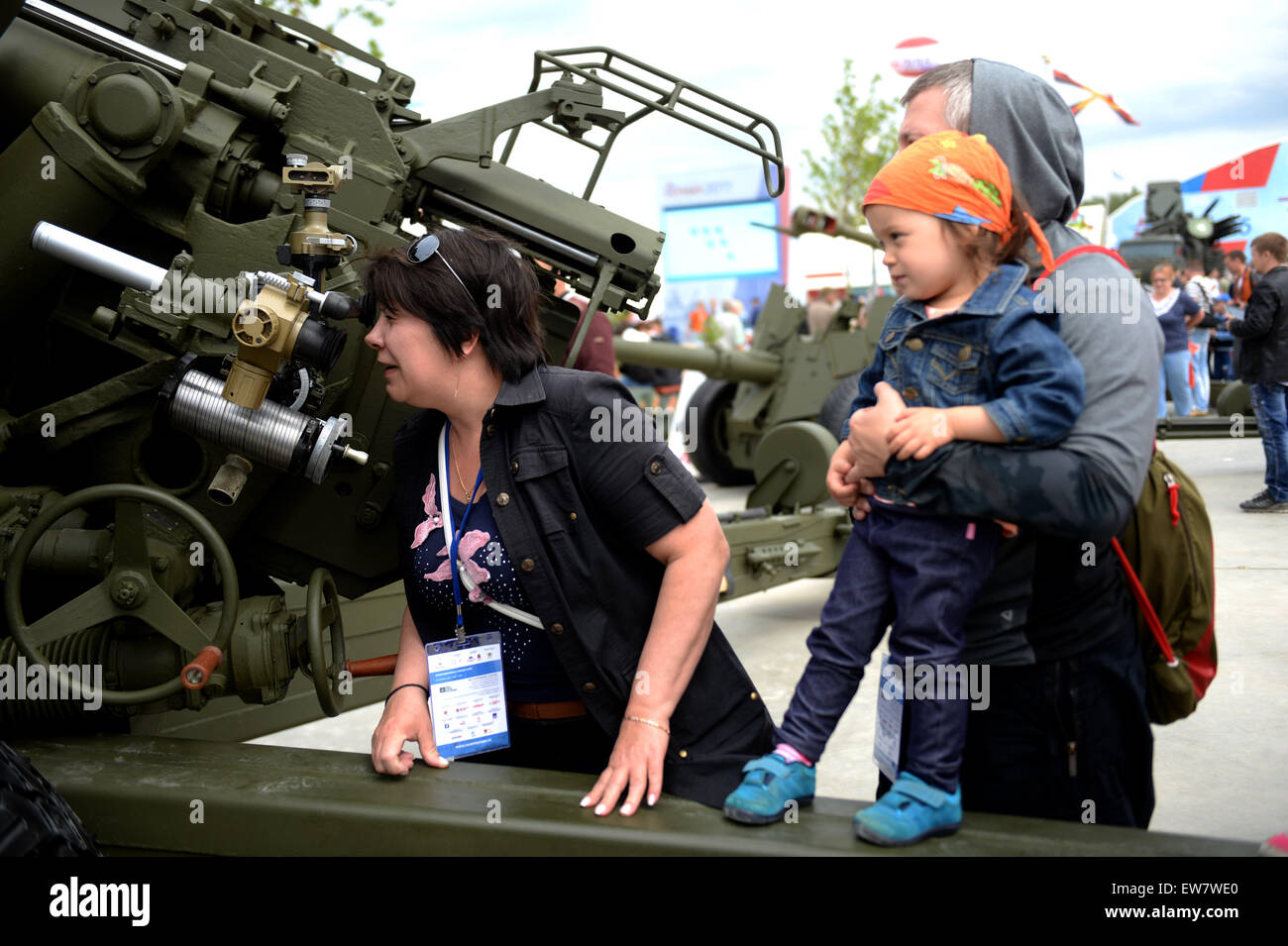 Mosca, Russia. 19 giugno 2015. I visitatori possono esplorare la Russia dell'esercito di obice durante l'International Forum Military-Technical esercito '2015' vicino a Kubinka nella regione di Mosca, Russia, dal 19 giugno 2015. Il forum si è svolto dal 16 giugno al 19. © Pavel Bednyakov/Xinhua/Alamy Live News Foto Stock