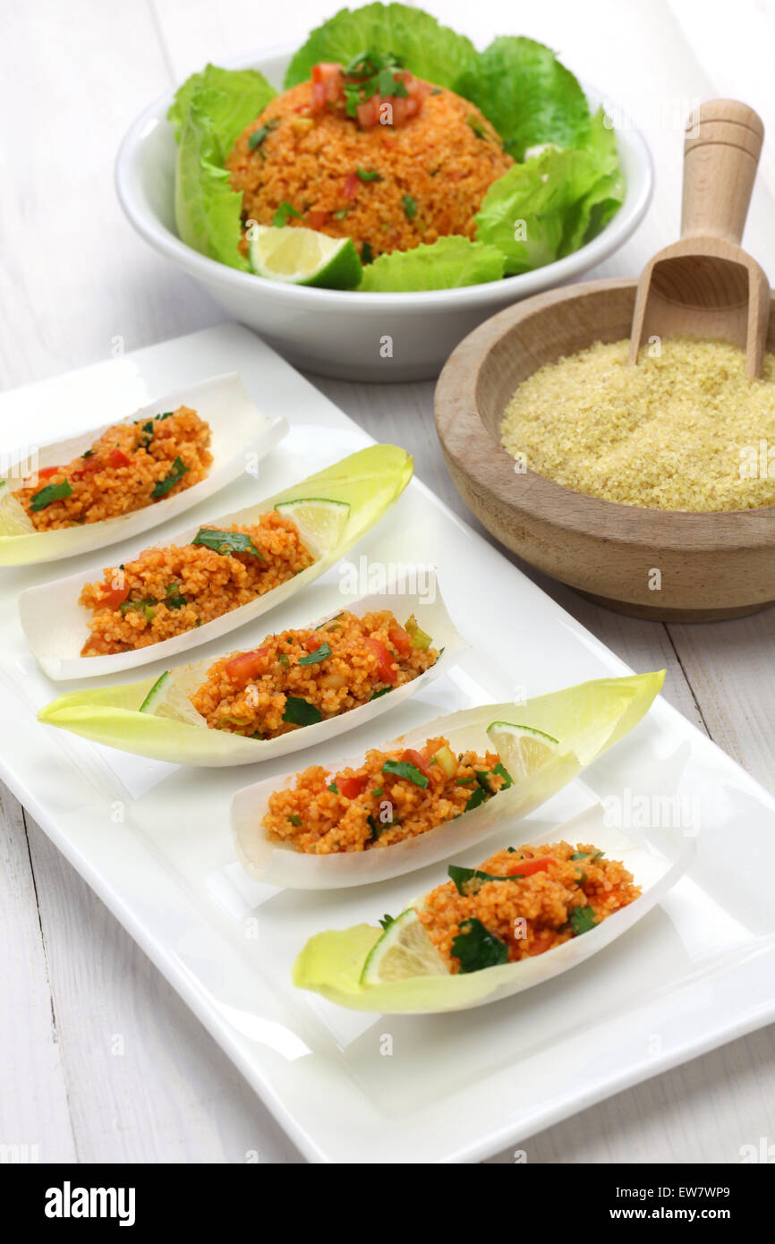 Kisir, Bulgur di grano insalata, cucina turca, cibo vegetariano isolato su bianco sullo sfondo di legno Foto Stock