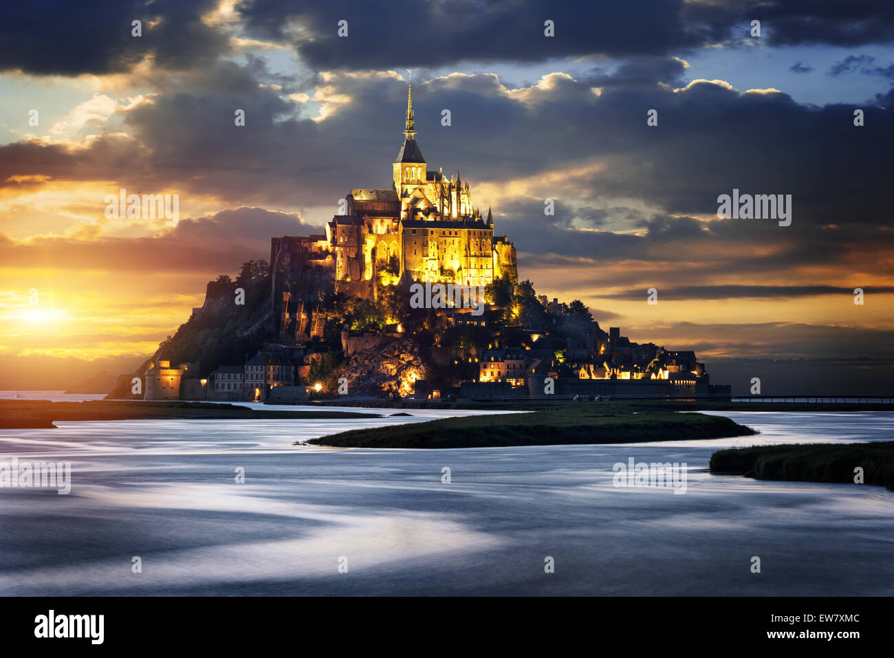 Le Mont Saint Michel al tramonto, Normandie, Bretagne, Francia, Europa Foto Stock