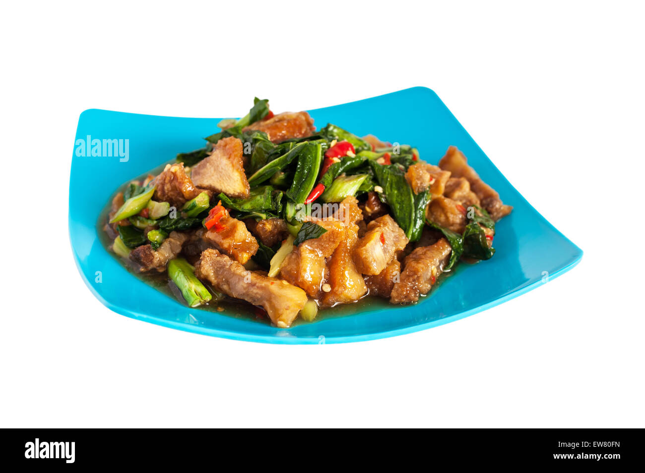 Il cibo tailandese kale fritto con carne di maiale croccante, isolato su sfondo bianco, i tracciati di ritaglio Foto Stock