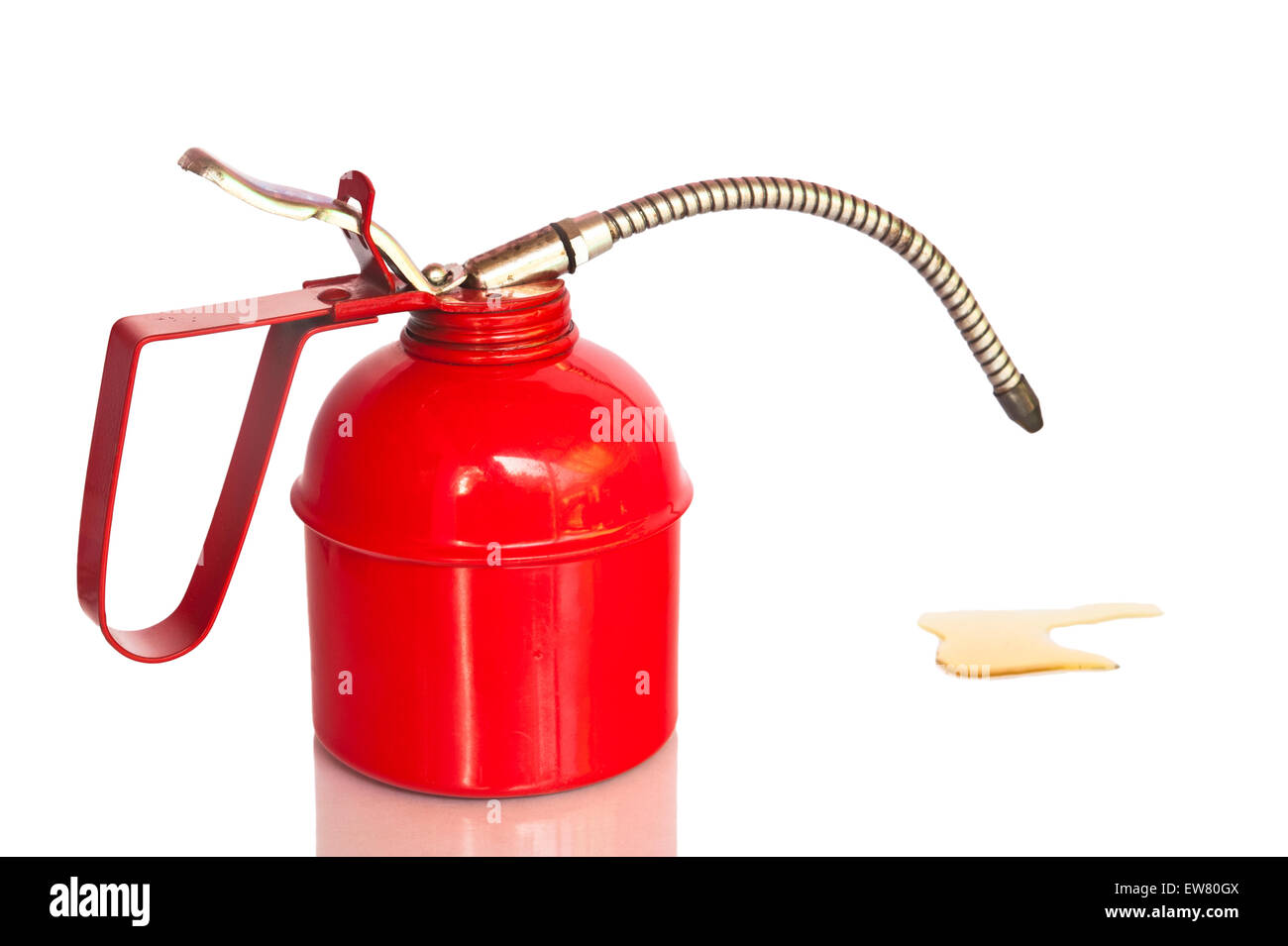 L'olio rosso può, isolato su sfondo bianco, i tracciati di ritaglio. Foto Stock