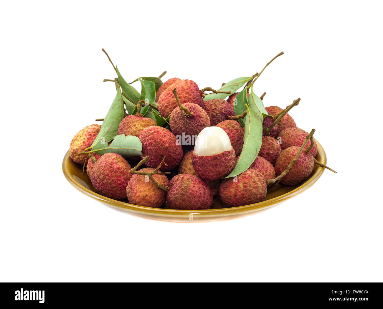 Frutto maturo del litchi (Litchi) contro, isolato su sfondo bianco Foto Stock