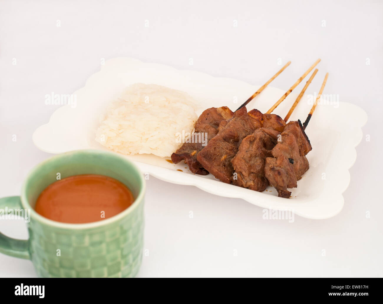In stile thailandese arrosto di maiale, carne di maiale alla griglia, bistecca di carne di maiale, carne di maiale barbecue su spiedini (Moo Yang, Mu Ping) shoot soft focus Foto Stock