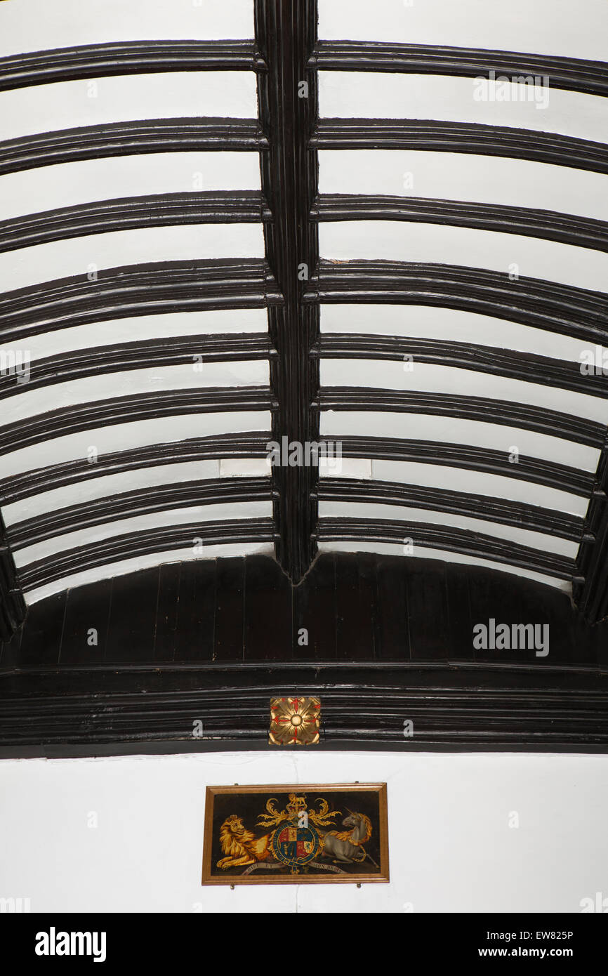 Regno Unito, Inghilterra, Cheshire, Pott Shrigley, chiesa, bracci di George III al di sotto del Tudor soffitto della camera Foto Stock