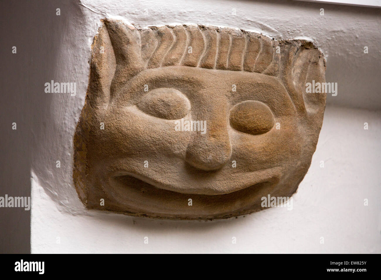 Regno Unito, Inghilterra, Cheshire, Pott Shrigley, chiesa medievale di Cheshire cat pietra intagliata corbel Foto Stock