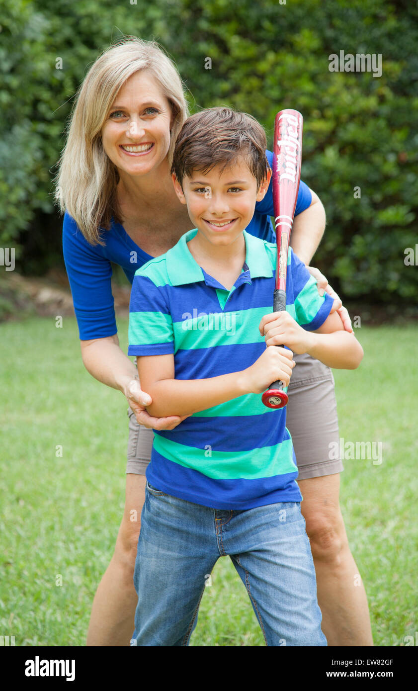 La madre e il figlio a giocare a baseball in cantiere Foto Stock