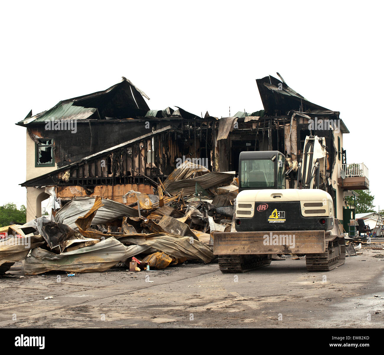 Akwesasne, New York, Stati Uniti d'America. Maggio 31,2015. Il giorno dopo la doppia lamina Convience Store è stato distrutto da un incendio nel Akwesasne , NY, sulla M Foto Stock