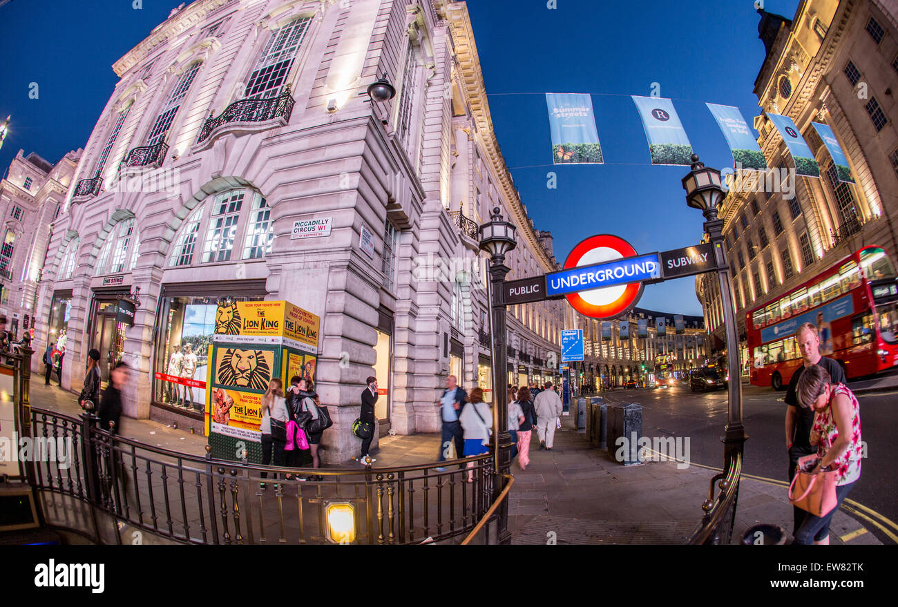 Piccadilly Circus Stazione della Metropolitana entrata a notte London REGNO UNITO Foto Stock