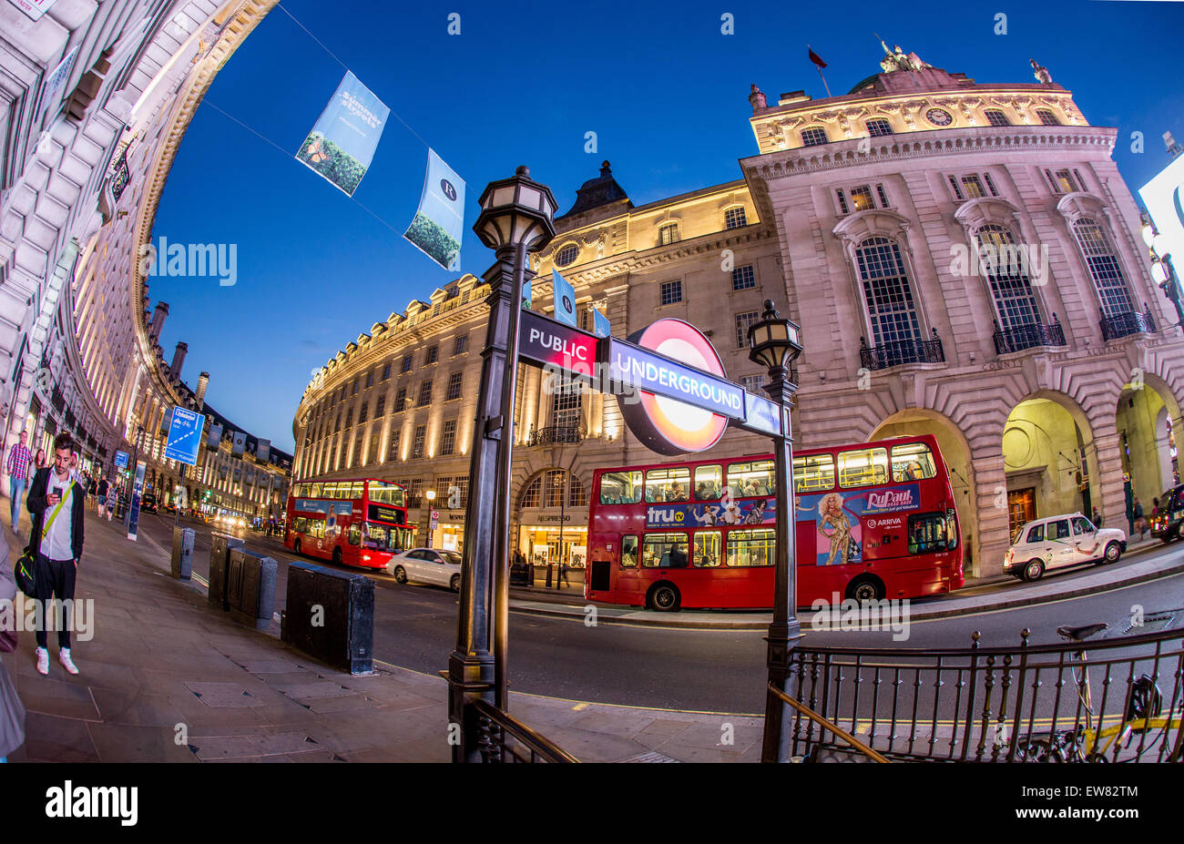 Piccadilly Circus Stazione della Metropolitana entrata a notte London REGNO UNITO Foto Stock