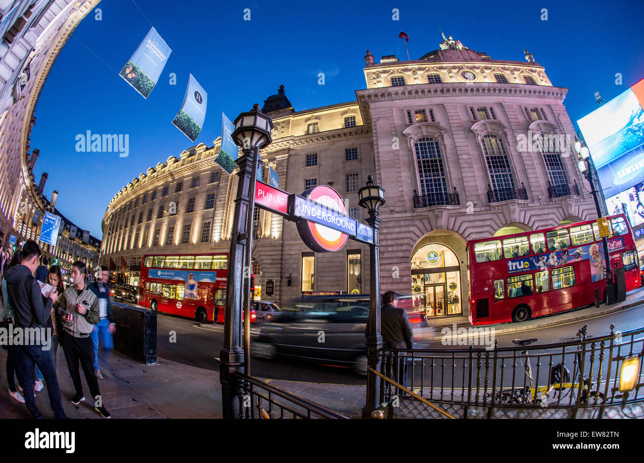 Piccadilly Circus Stazione della Metropolitana entrata a notte London REGNO UNITO Foto Stock