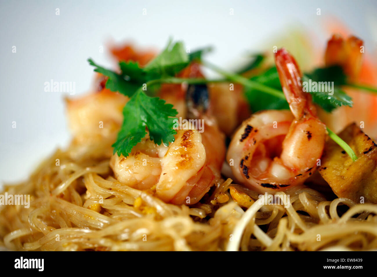 Pad Thai tagliatelle con gamberi close up shot Foto Stock