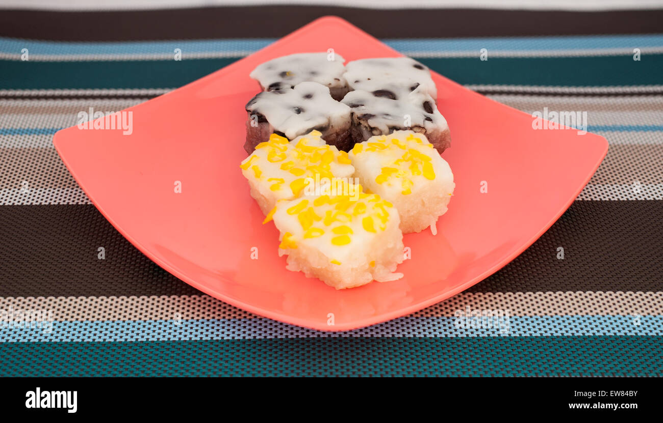 Tradizionale dessert thai sulla piastra,stile thai,dolci,molto gustoso Foto Stock