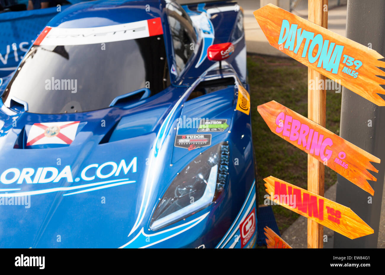 Visita Florida race car e segni di destinazione alla 12 Ore di Sebring la vettura nella gara di Sebring Florida Foto Stock