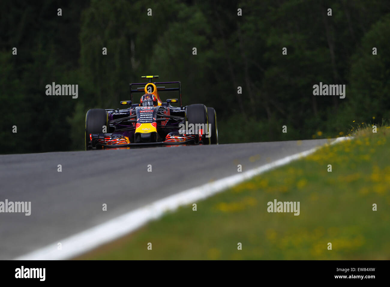 Spielberg, Austria. 19 giugno 2015. DANIIL KVYAT della Russia e Infiniti Red Bull Racing rigidi durante la sessione di prove libere della Formula 2015 1 Austrian Grand Prix al Red Bull Ring in Spielberg, Austria. © James Gasperotti/ZUMA filo/Alamy Live News Foto Stock