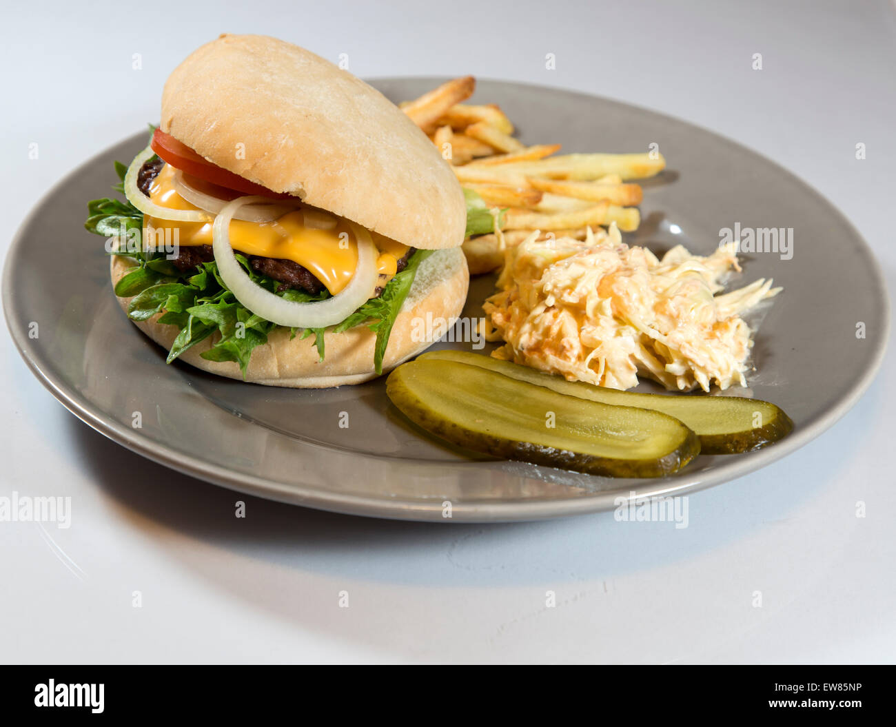 Piastra di hamburger con Coleslaw e patatine fritte Foto Stock