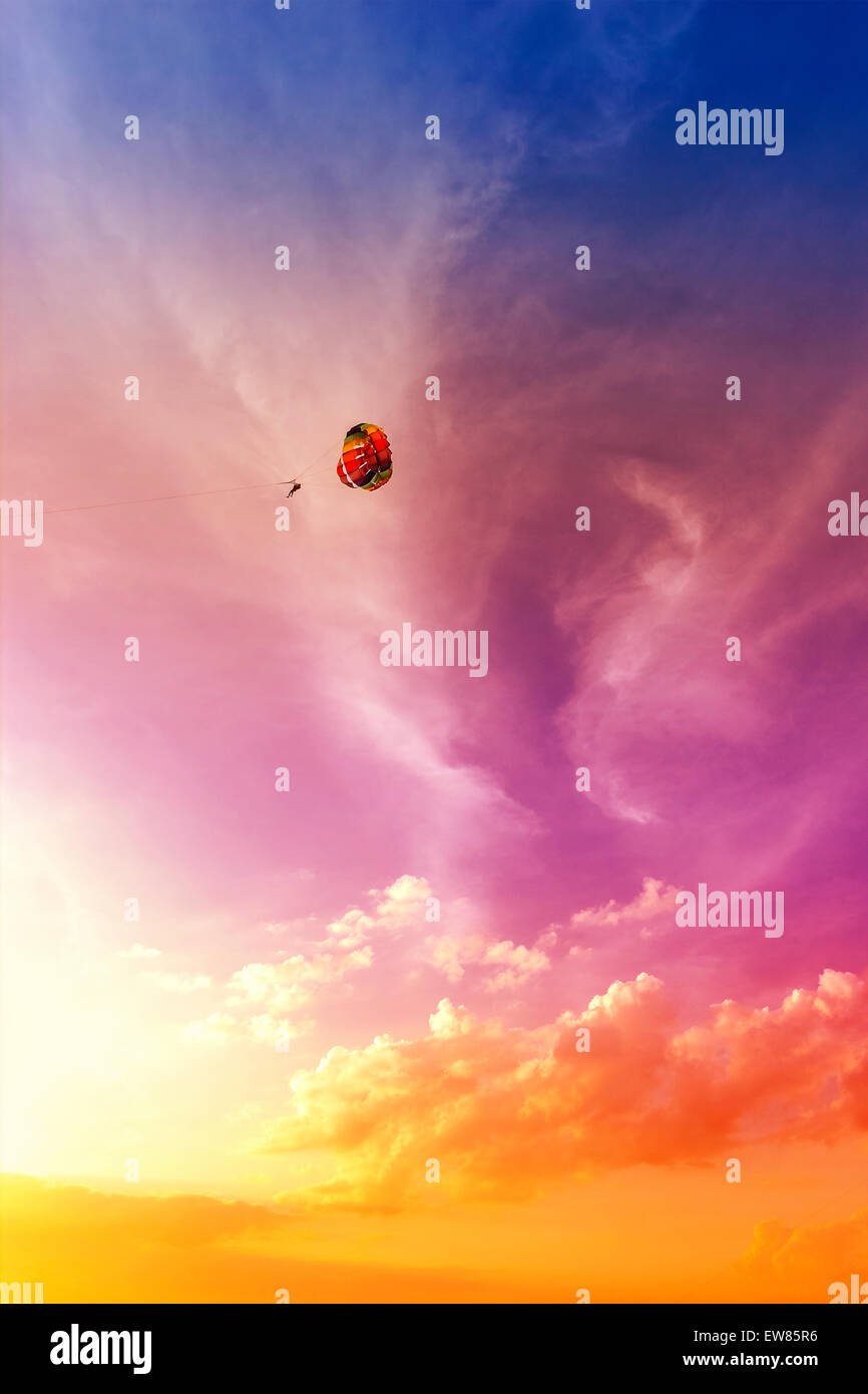 Parapendio al bel tramonto, summer adventure in Malaysia; l'Isola di Langkawi. Foto Stock