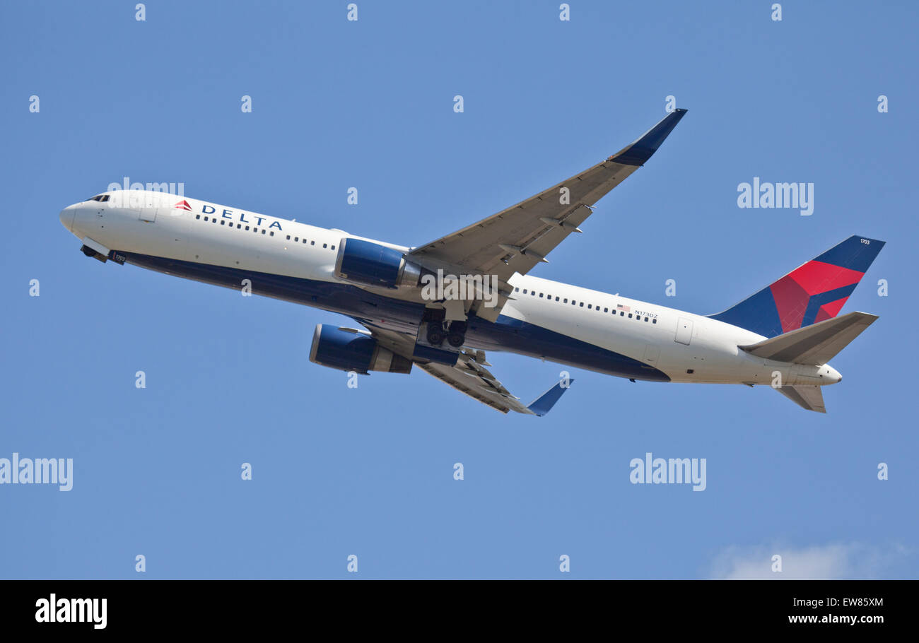 Delta Air Lines Boeing 767 N173DZ in partenza dall'aeroporto di Heathrow LHR Foto Stock