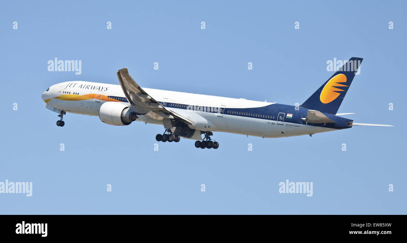 Jet Airways Boeing 777 VT-JEH in partenza dall'aeroporto di Heathrow LHR Foto Stock