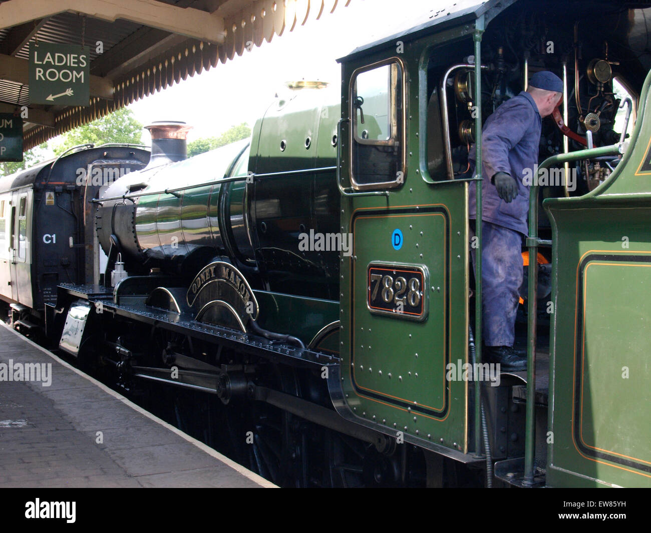Vigile del fuoco del treno a vapore Odney Manor - 7828 controllo dell'incendio presso stazione Washford, West Somerset Heritage Steam Railway, REGNO UNITO Foto Stock