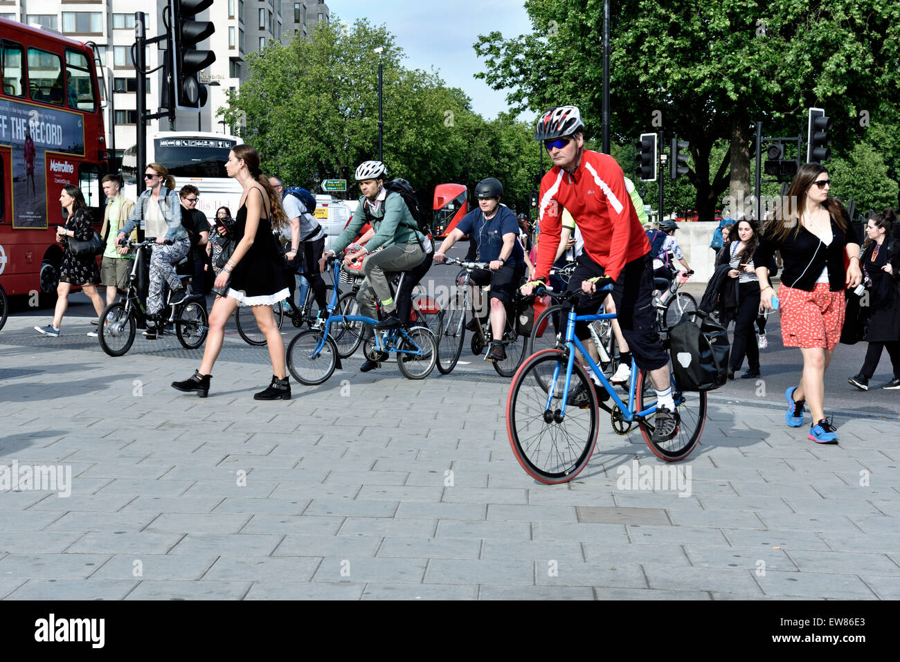 Pavimentazione condivisa, ciclisti e pedoni, Hyde Park Corner, Londra Inghilterra Gran Bretagna REGNO UNITO Foto Stock