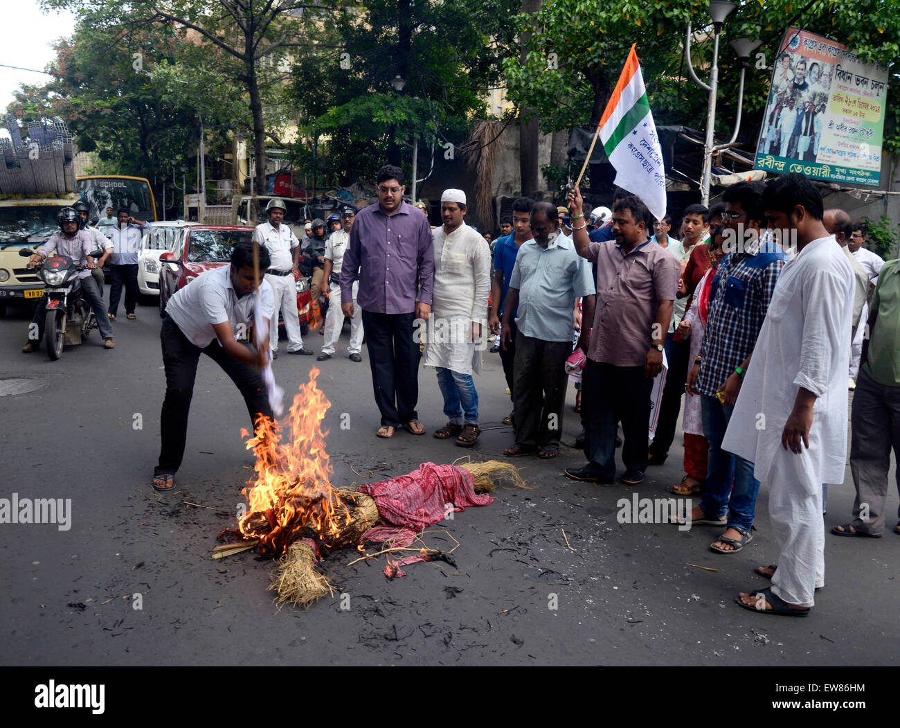 Kolkata, India. Xx Giugno, 2015. Chatra Parishad e Congresso operaio bruciato effigi degli affari esteri Ministro Sushma Swaraj e Chief Minister di Rajasthan Vasundhara Raje Scindia di fronte Bidhan Bhawan Kolkata, esigente dimissioni di sia il Ministro oltre il Lalit Modi polemiche. © Saikat Paolo/Pacific Press/Alamy Live News Foto Stock