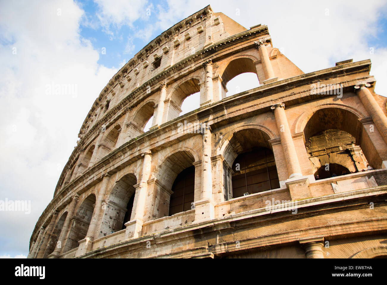 Vista del Colosseo a Roma, in Italia durante il giorno. Dettaglio dell'architettura Foto Stock