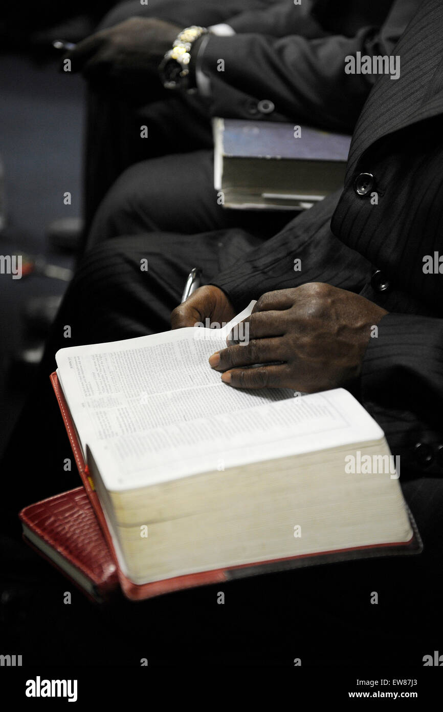 African American uomo tenendo aperta la Bibbia Foto Stock