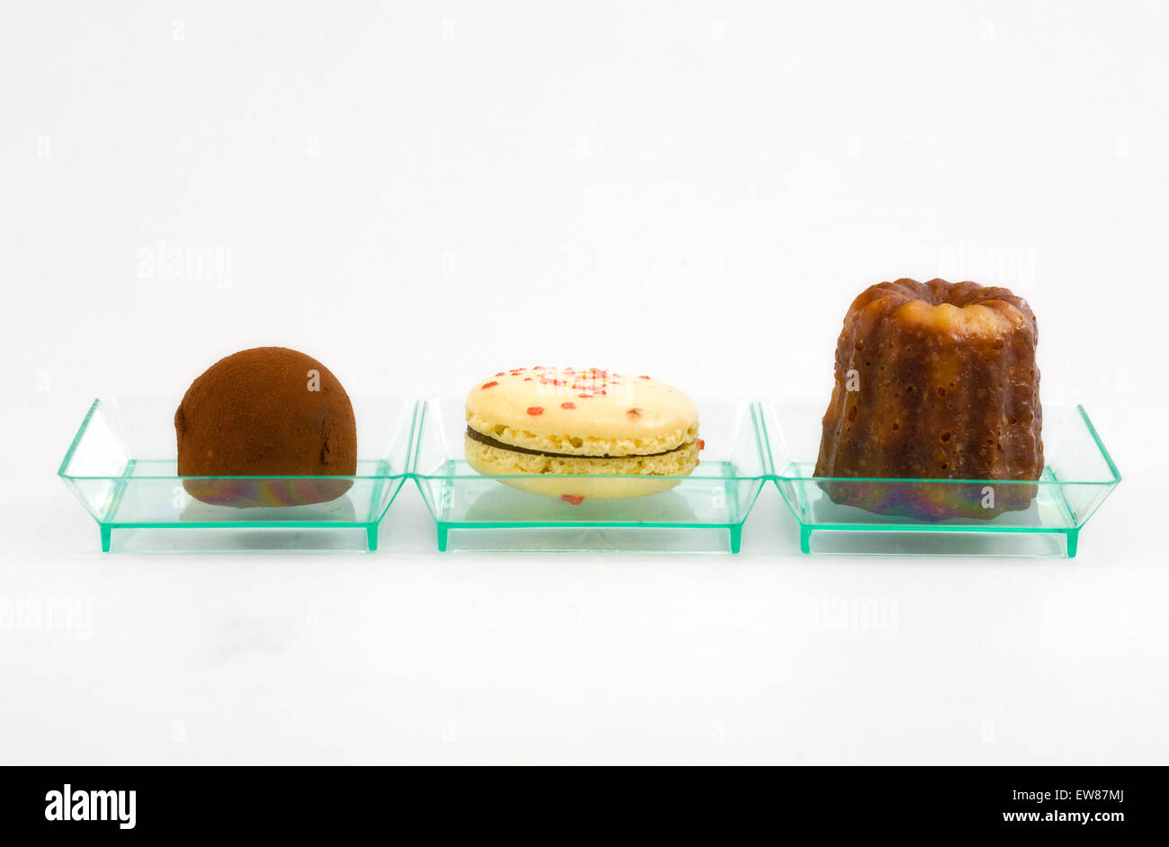 Tre gustose chicche da dessert, esplosiva tartufo al cioccolato, cioccolato champagne macaron e caneles de bourdeaux Foto Stock