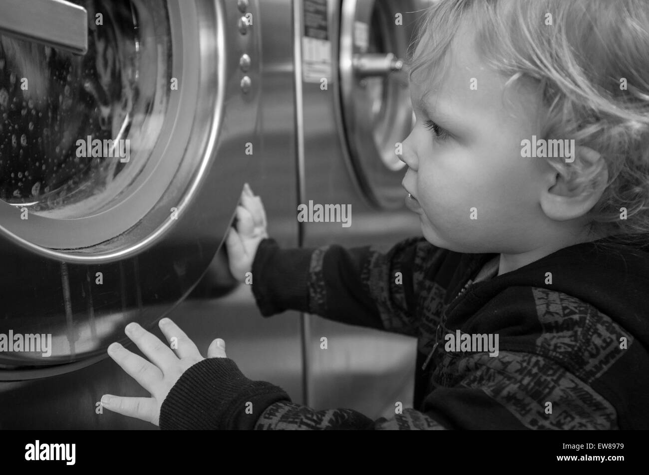 Bianco e nero closeup di una giovane toddle con capelli biondi a lavanderia , Foto Stock