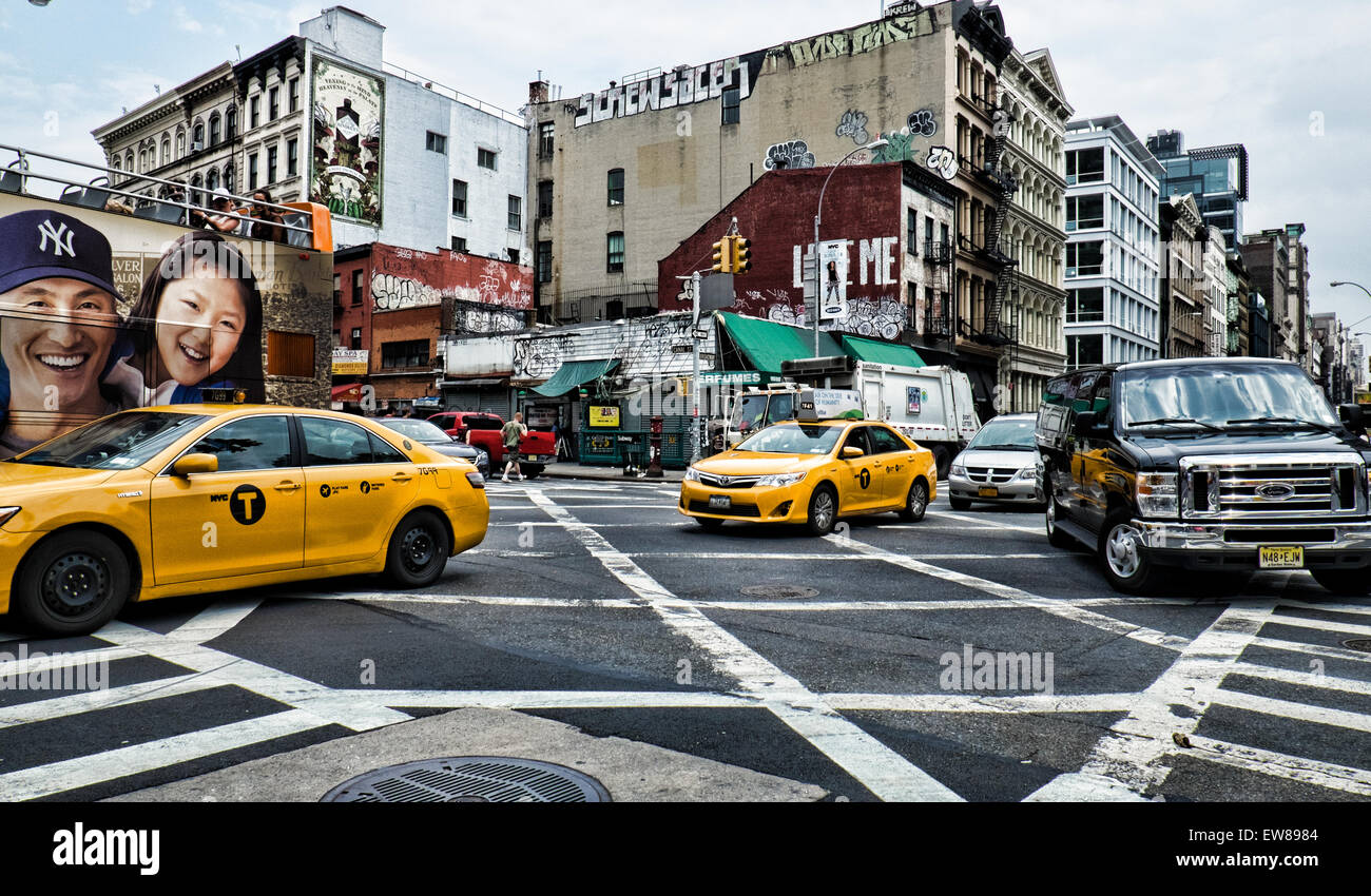 Taxi e del traffico in corrispondenza dell'intersezione di Canal Street e Broadway Luglio 2014 Foto Stock