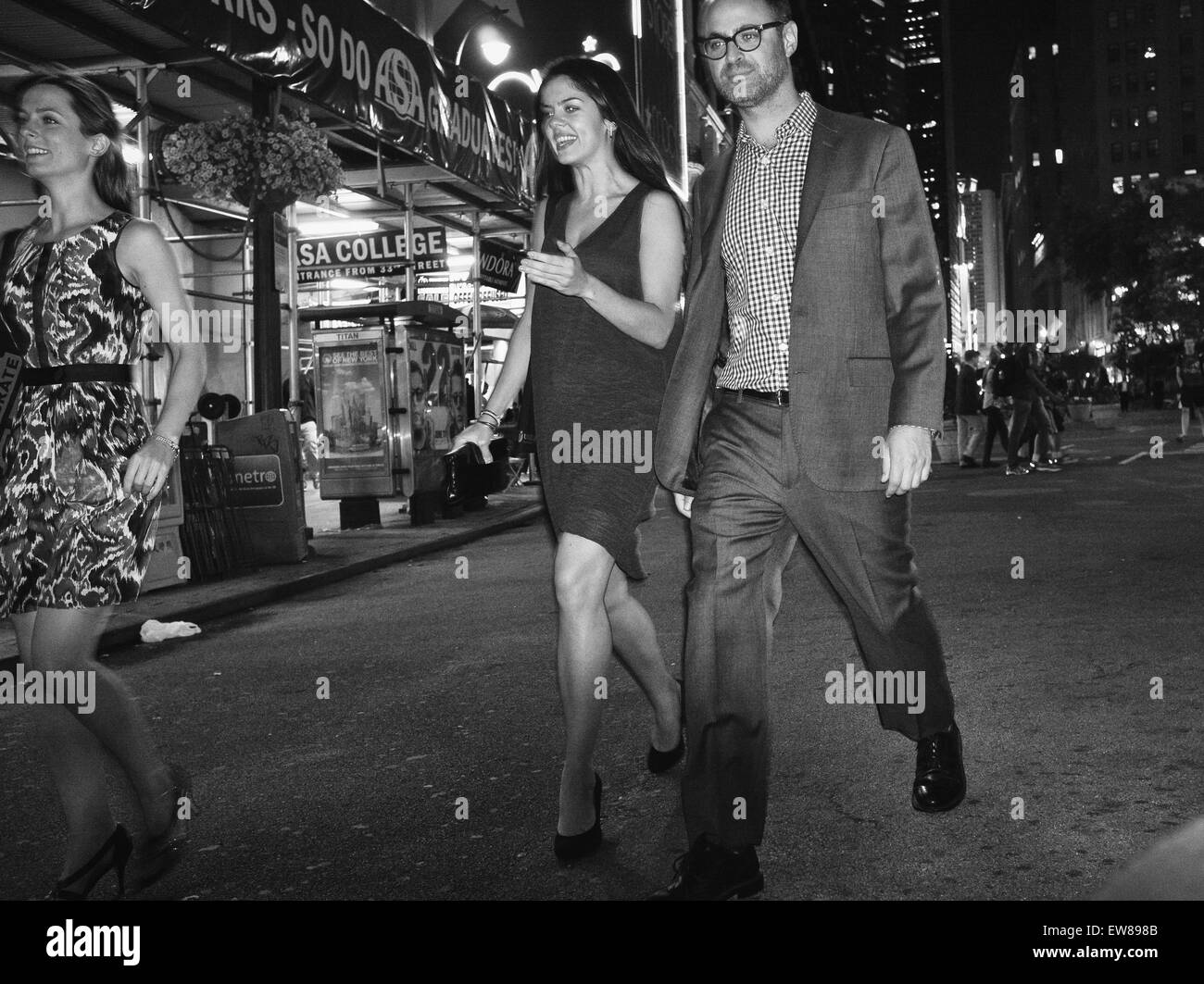 Paio di camminare di notte,Midtown New York Foto Stock